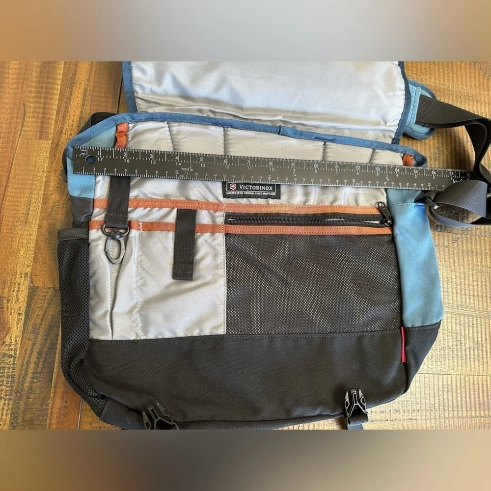 Victorinox messenger bag flap buckles lots of storage laptop book bag like new